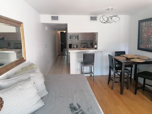 1 habitación y ropa de cama