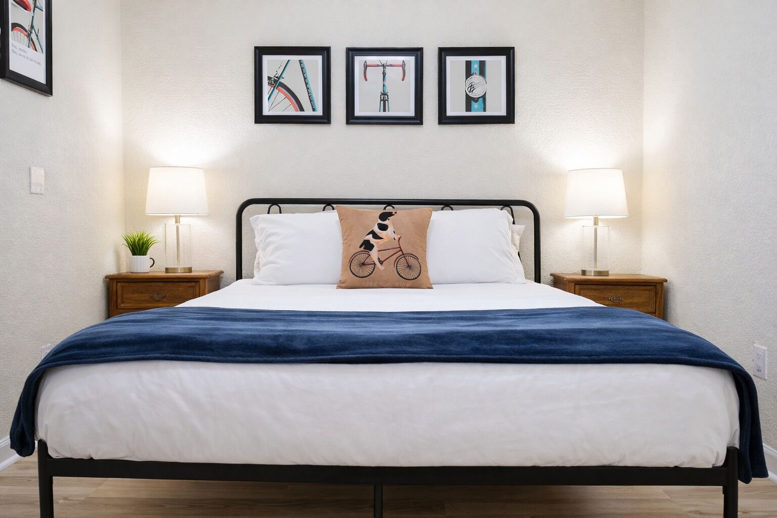 2 slaapkamers, een bureau, een strijkplank/strijkijzer, reisbedje