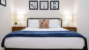 2 slaapkamers, een bureau, een strijkplank/strijkijzer, reisbedje