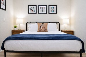 2 habitaciones, escritorio y tabla de planchar con plancha 