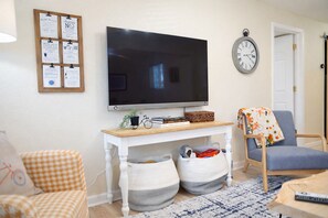 Smart TV, books - Charming 2 BR Central COS Duplex - Pedal Place - Greenway Trail Access (Colorado Springs)