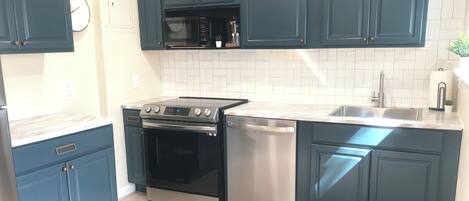 ثلاجة، ميكروويف، فرن، موقد طهي مسطح