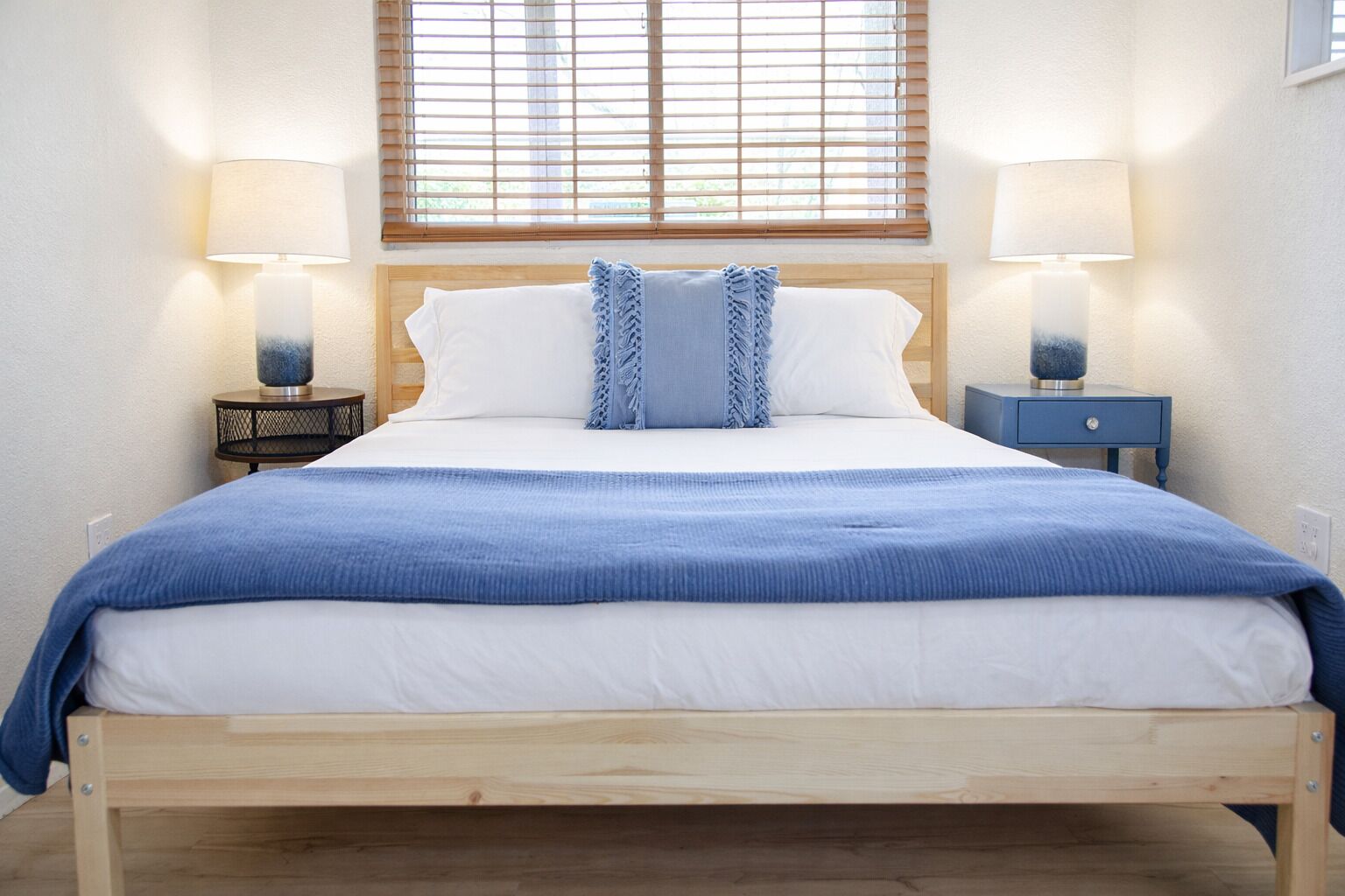 2 chambres, bureau, fer et planche à repasser, lit de bébé portatif