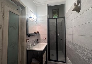Regadera, secadora de cabello, bidet, toallas