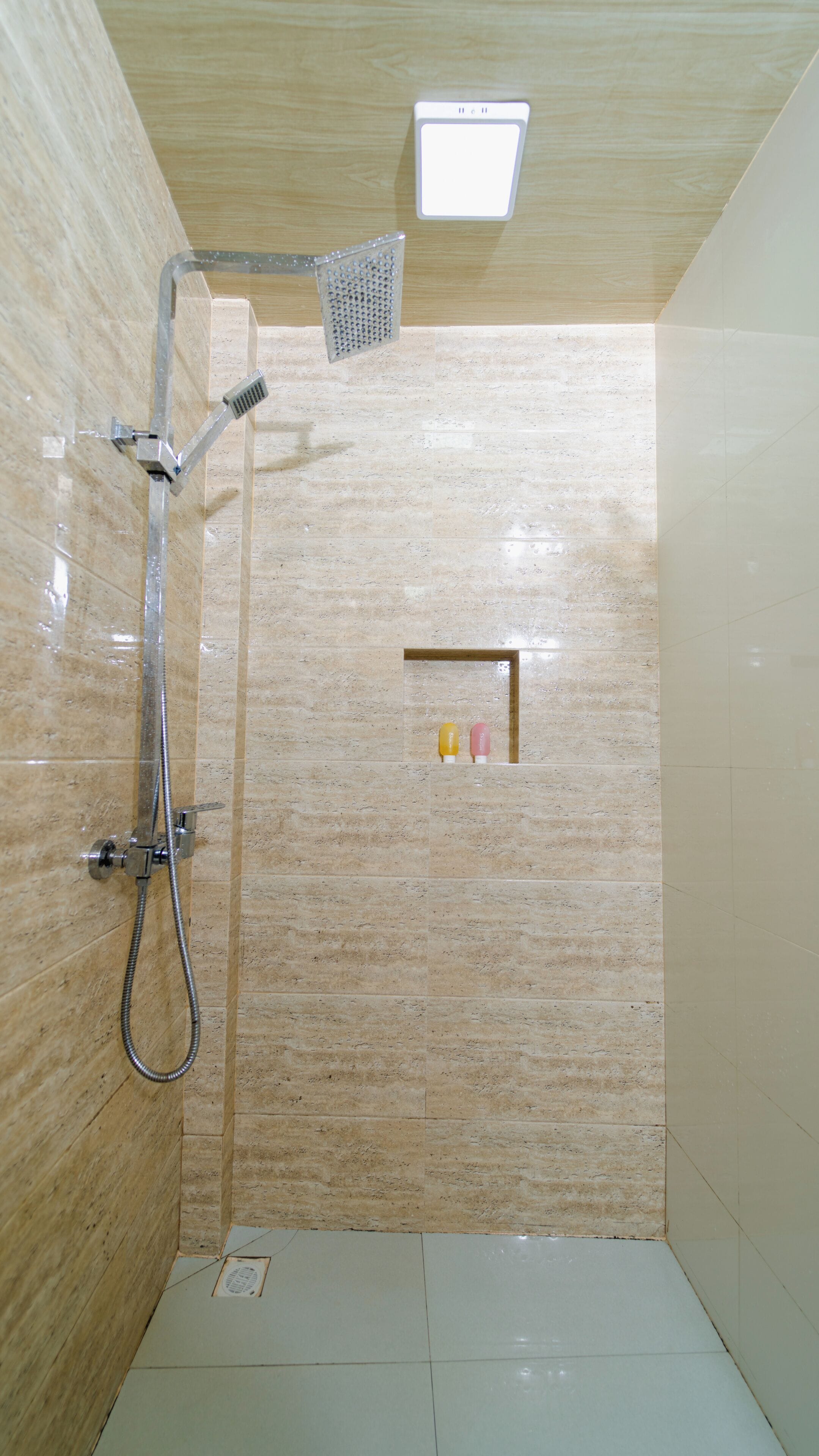 Deluxe Double or Twin Room, City View | Bathroom | Shower, towels, soap, shampoo