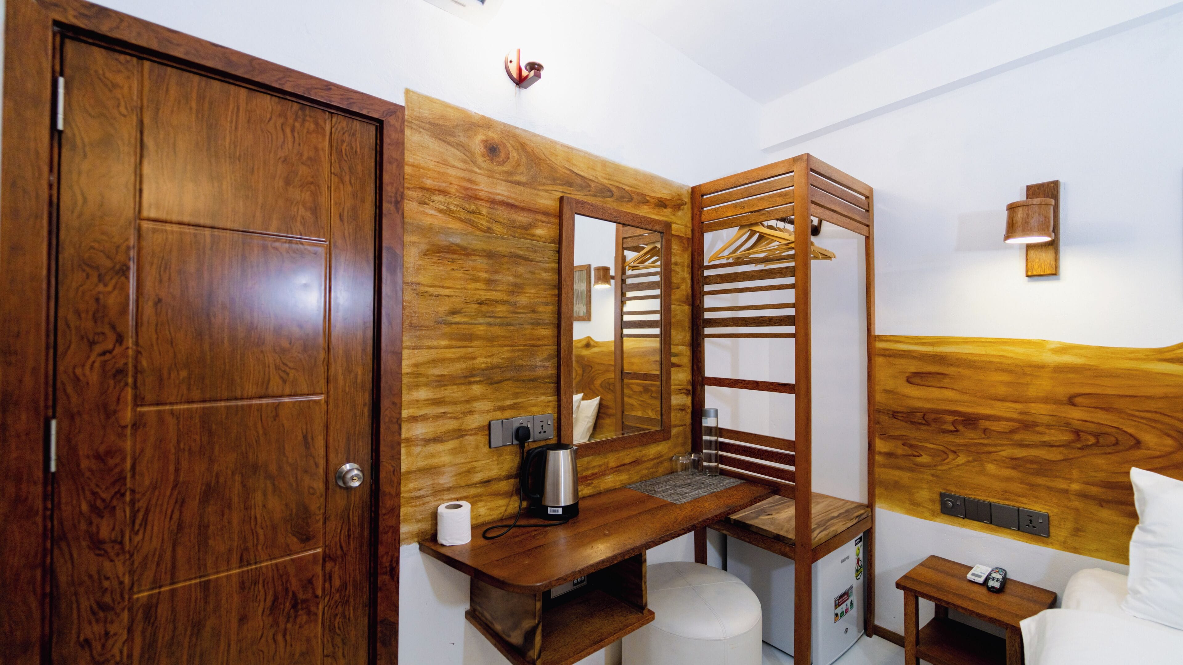 Quarto casal ou duplo luxo, vista para a cidade | Frigobar, cofres nos quartos, escrivaninha, Wi-Fi de cortesia
