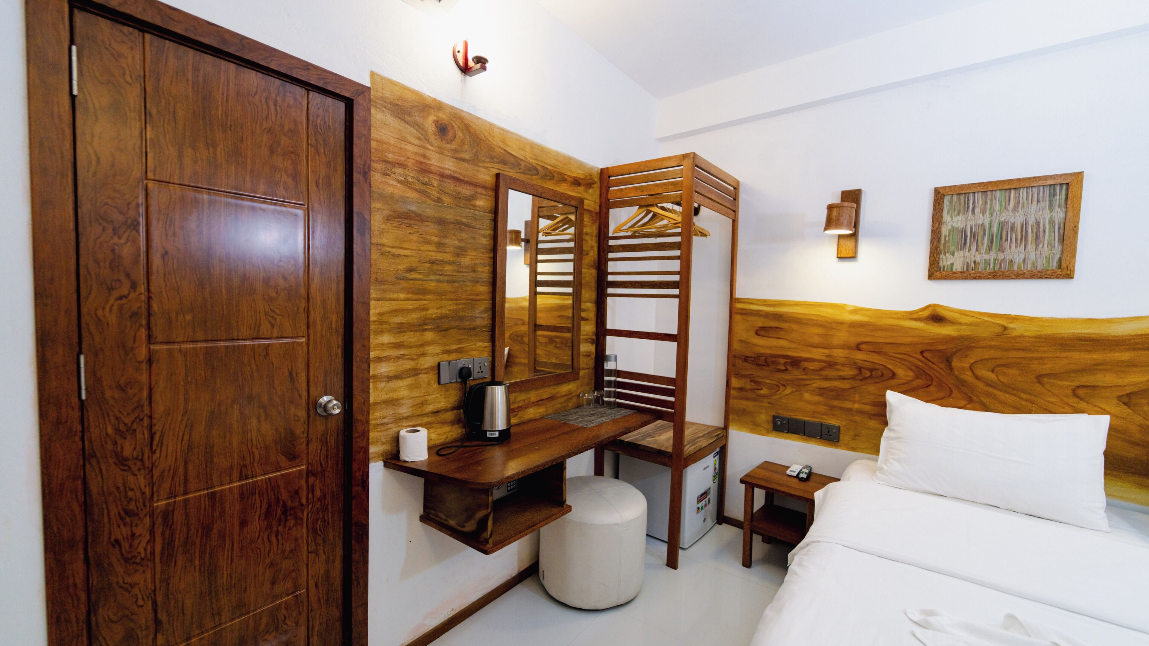 Quarto casal ou duplo luxo, vista para a cidade | Frigobar, cofres nos quartos, escrivaninha, Wi-Fi de cortesia