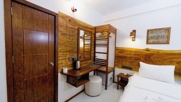 Quarto casal ou duplo luxo, vista para a cidade | Frigobar, cofres nos quartos, escrivaninha, Wi-Fi de cortesia