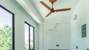 Habitación Deluxe con 1 cama doble o 2 individuales, vistas a la ciudad | Balcón