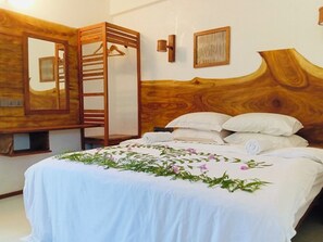 迷你吧、房內夾萬、書桌、免費 Wi-Fi