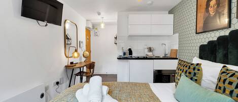 Una scrivania, insonorizzazione, ferro/asse da stiro, culla da viaggio