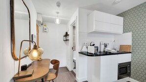 Kaffetrakter/tekoker, kjøleskap, mikrobølgeovn og ovn