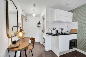 Réfrigérateur, micro-ondes, four, plaque de cuisson