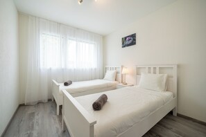 3 bedrooms, iron/ironing board, WiFi, bed sheets - Serene Swiss Apt | scenic balcony views + parking + hi-speed wifi (Safenwil)