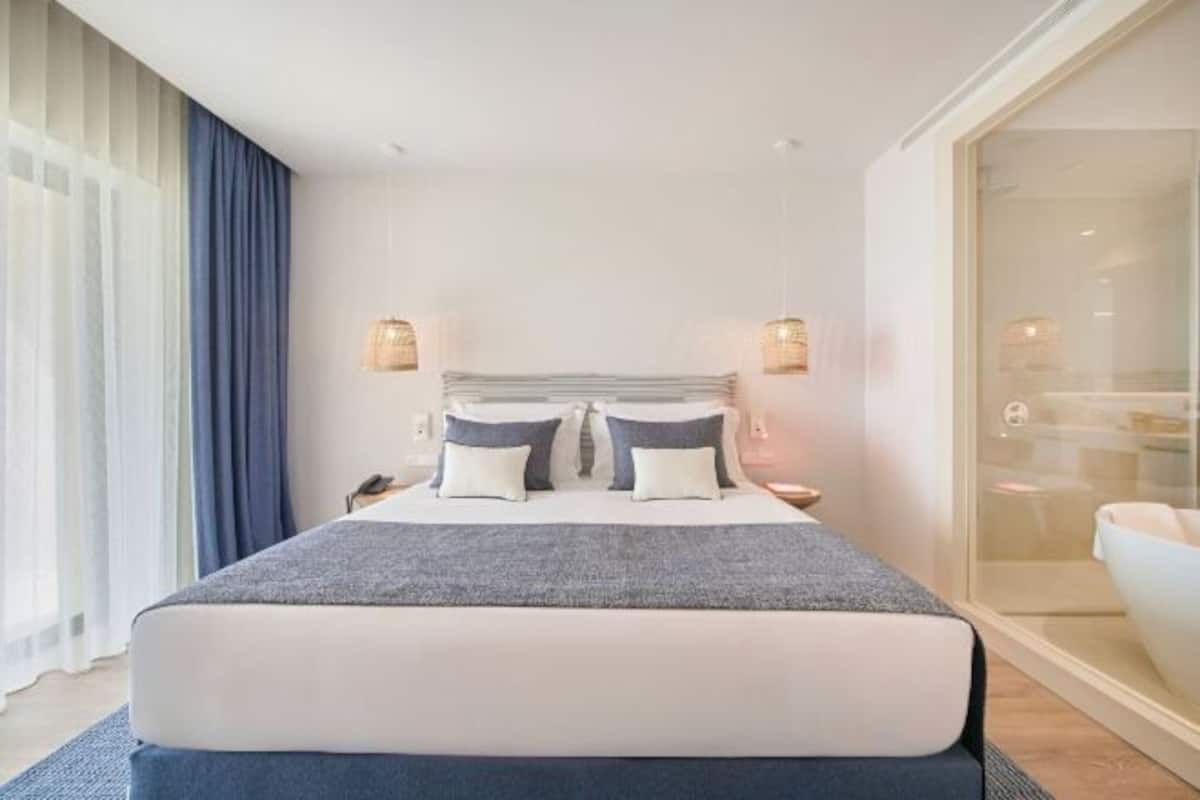 Minibar, in-room safe, blackout curtains, iron/ironing board