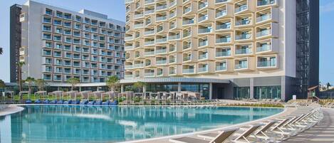 Indoor pool, seasonal outdoor pool, pool loungers