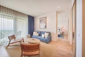 Suite, sjøutsikt | Oppholdsområde | En 55-tommers LCD-TV med kabel-kanaler