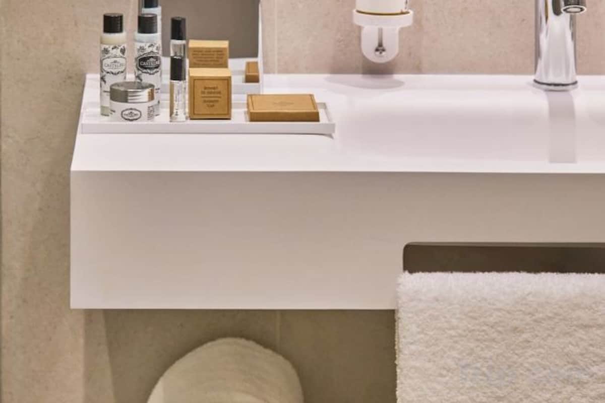 Shower, hair dryer, bathrobes, slippers