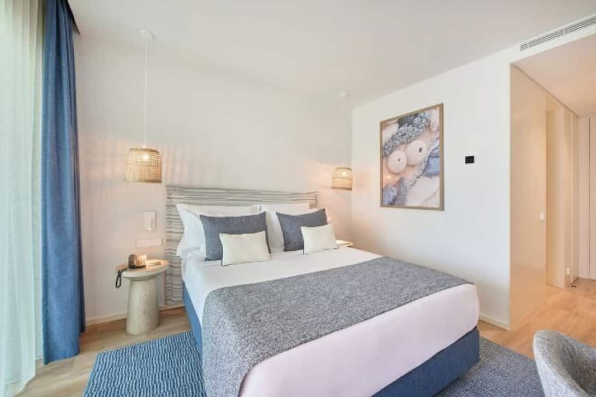 Minibar, in-room safe, blackout curtains, iron/ironing board