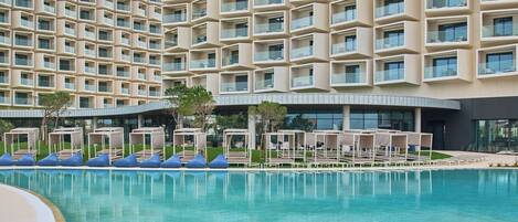 Un hotel con varios balcones y una piscina grande.