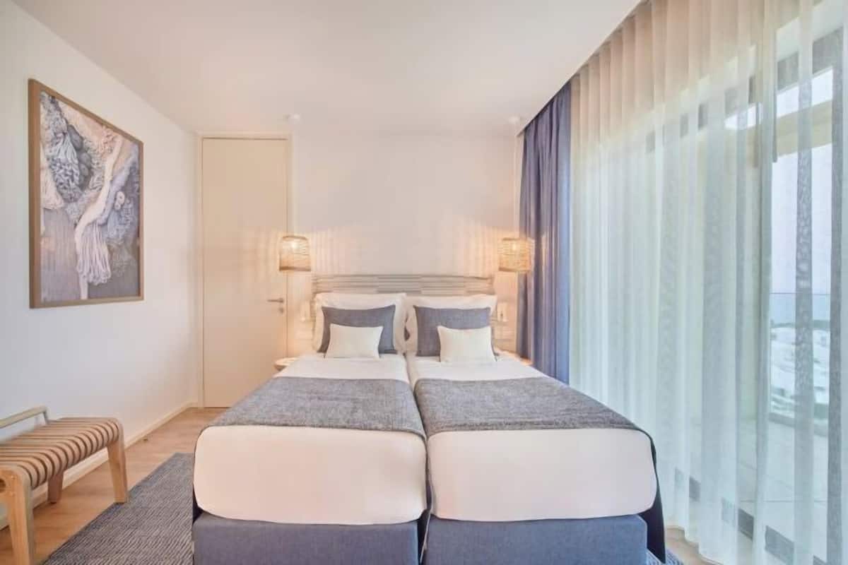 Minibar, Zimmersafe, Verdunkelungsvorhänge, Bügeleisen/Bügelbrett