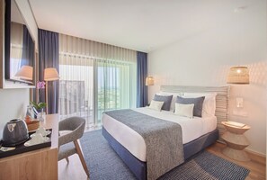 Dobbeltrom | Minibar, safe på rommet, blendingsgardiner og strykejern/-brett