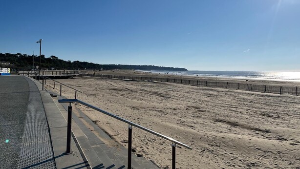 A beach with a concrete walkway and metal railings. - Charming ground-floor apartment 150m from the beach  (Saint-Georges-de-Didonne)
