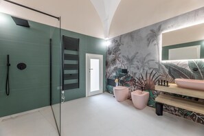 Dusche, Haartrockner, Bidet, Handtücher