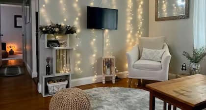 Safe Neighborhood w/Parking Walk to pubs, shops, cafes & train; 25mins to NYC