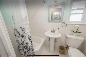 Sèche-cheveux, serviettes fournies, savon, papier toilette