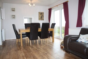 Dining - Holiday Cottage with 180 degree sea views (Cemaes Bay)
