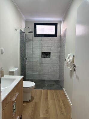 Dusche, Haartrockner, HandtĂŒcher, Seife