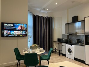 Dining - Charming Apartment in West Ealing, free parking (London)