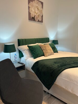 2 bedrooms, iron/ironing board, free WiFi, bed sheets - Charming Apartment in West Ealing, free parking (London)