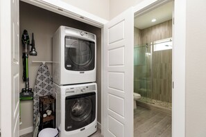 Hårtork, handdukar, tvål och schampo