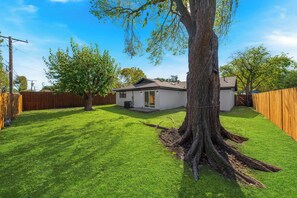 Property grounds - Charming, nicely furnished, 4-bedroom House in Richardson (Richardson)