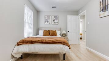 4 dormitoris, escriptori, planxa i posts de planxar i wifi gratuïta