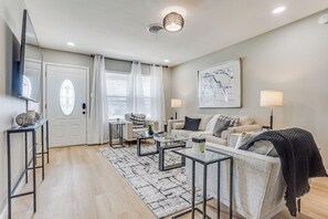 Smart TV - Charming, nicely furnished, 4-bedroom House in Richardson (Richardson)