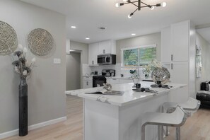 Fridge, microwave, oven, stovetop - Charming, nicely furnished, 4-bedroom House in Richardson (Richardson)