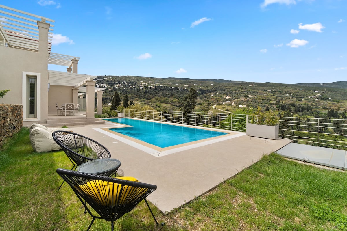 Uma área de piscina com vista para uma paisagem montanhosa.