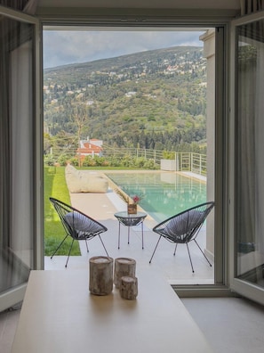 Villa – deluxe, 2 soverom, privat basseng, sjøutsikt | 2 soverom, skrivebord, skrivebord for bærbar PC og lydisolert
