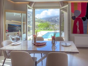 Villa de lujo, 2 habitaciones, alberca privada, vista al mar | 2 habitaciones, escritorio y espacio para trabajar con laptop