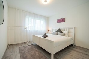 3 habitaciones, tabla de planchar con plancha, wifi y ropa de cama 
