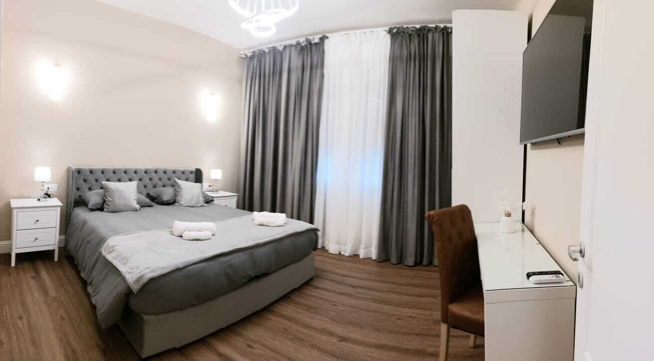 4 chambres, bureau, fer et planche à repasser, lit parapluie