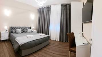 4 Schlafzimmer, Schreibtisch, Bügeleisen/Bügelbrett, Reisekinderbett