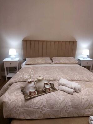 4 chambres, bureau, fer et planche à repasser, lit de bébé portatif