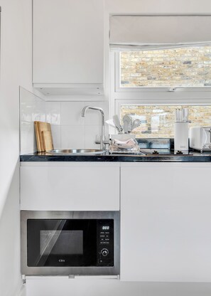 Fridge, microwave, stovetop, coffee/tea maker - Central Luxe Studio: Cook, Relax, & Enjoy! (London)