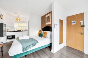 Iron/ironing board, travel crib, WiFi, bed sheets - Central Luxe Studio: Cook, Relax, & Enjoy! (London)