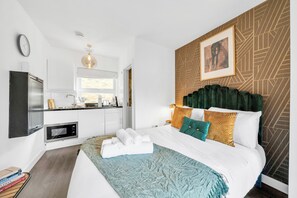 Iron/ironing board, travel crib, WiFi, bed sheets - Central Luxe Studio: Cook, Relax, & Enjoy! (London)