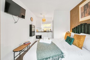 Iron/ironing board, travel crib, WiFi, bed sheets - Central Luxe Studio: Cook, Relax, & Enjoy! (London)